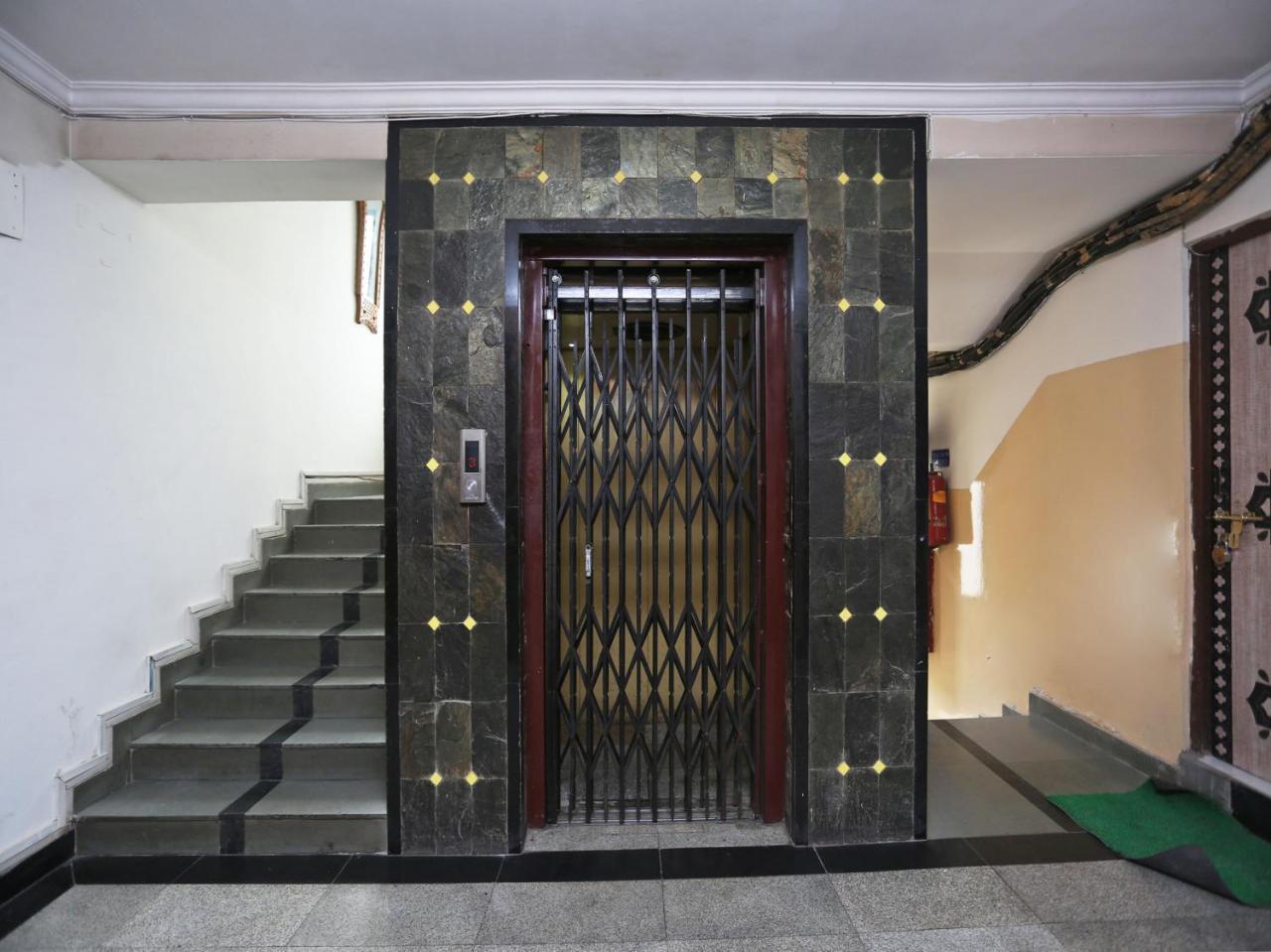 Oyo 3499 Tekarees Inn Лакнау Екстериор снимка
