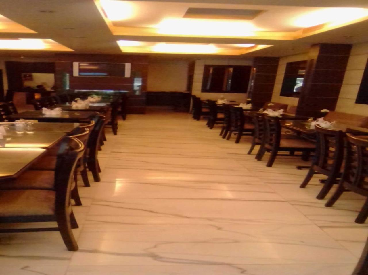 Oyo 3499 Tekarees Inn Лакнау Екстериор снимка